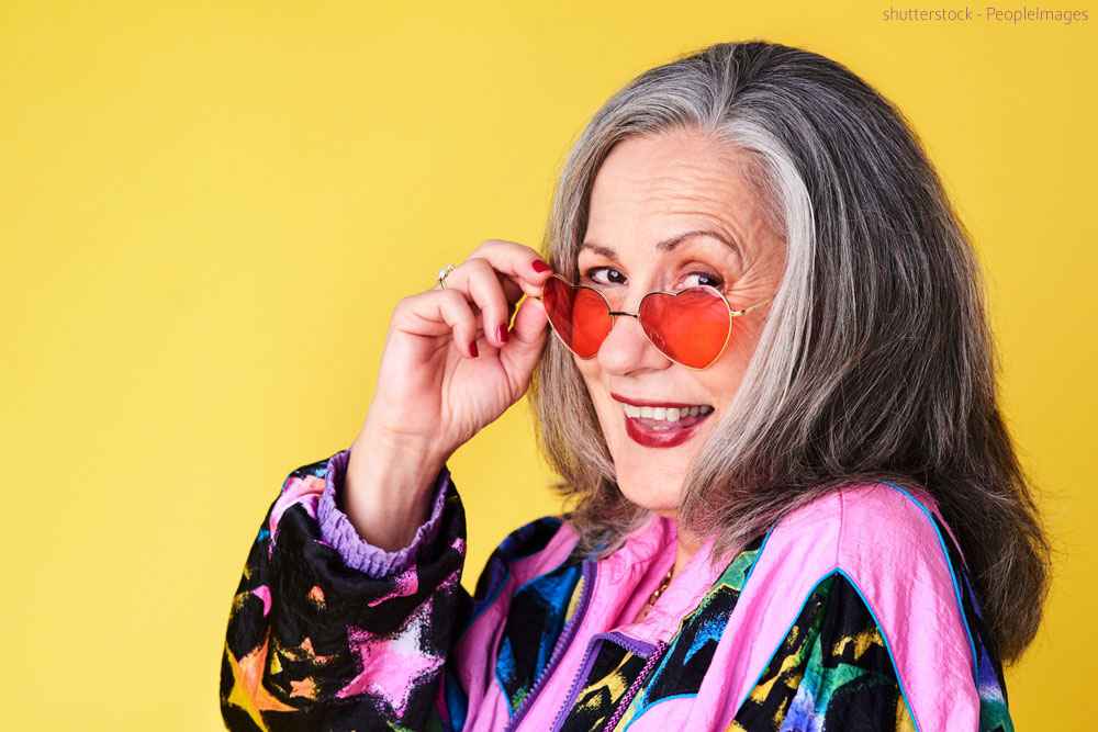 &Auml;ltere selbstbewusste Frau mit Sonnenbrille
